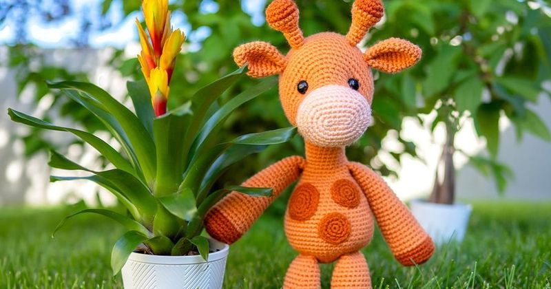 Ginnie the Giraffe free crochet pattern by Jess Huff