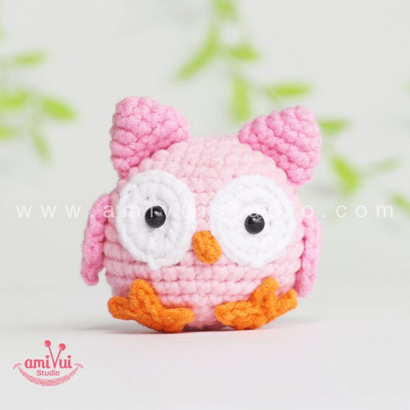 Tiny Owl Keychain free crochet pattern by Amivui Studio