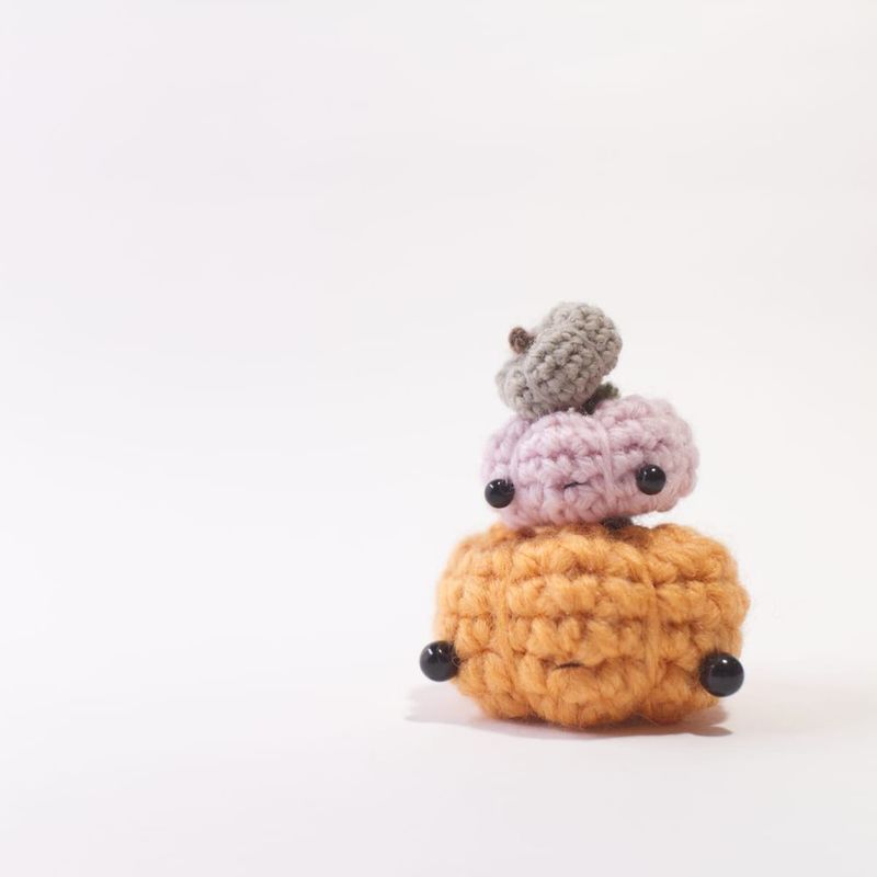 Móhu Mini Pumpkin free crochet pattern by Móhu (Lauren Bergstrom)