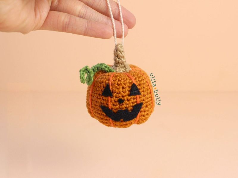 Jack-o'-Lantern Ornament free crochet pattern by Ollie + Holly (Abby Sy)