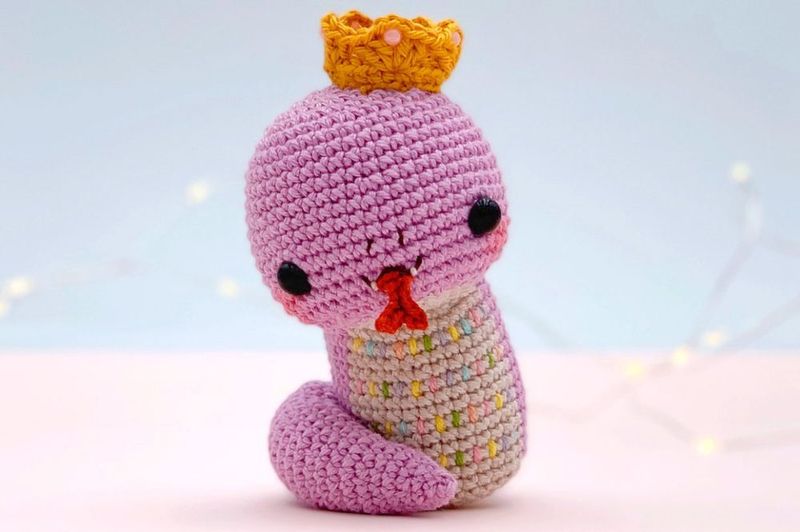 Colourful Crowned Snake free crochet pattern by Khuc Cay