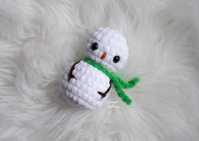 Chibi Christmas Snowman free crochet pattern by Sweet Softies (Jade)