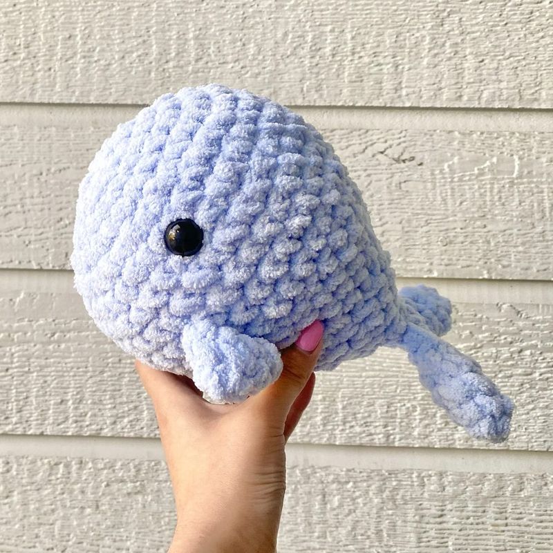 Simple Chunky Whale free crochet pattern by The Mary Jay