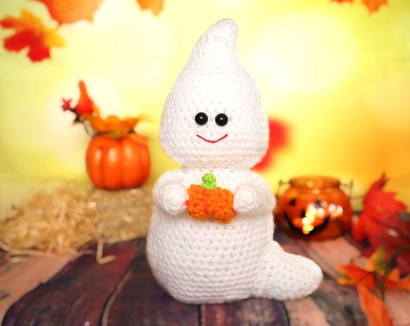 Ghost with a Pumpkin free crochet pattern by StringyDingDing